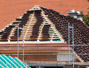 intervention de couvreur vizille sur le toit d'une maison