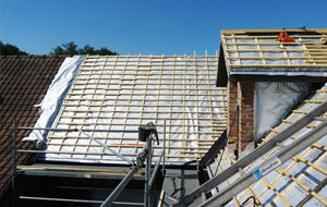 Le toit d'une maison est en cours de réfection à vizille.