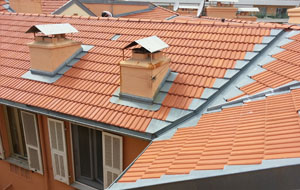 Un toit d'une maison à tuiles rouge réparé par couvreur grenoble 38 payen