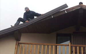 Un homme répare un toit à vienne en isère. couvreur vienne
