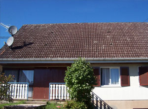 Une maison au toit marron.